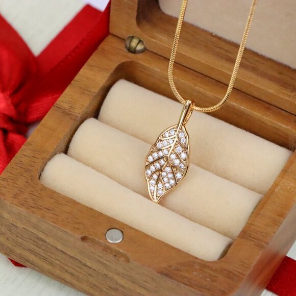 "Elegant Leaf Design Rose Gold Pendant with Sparkling White Stones, XPPT1868 - Picture 4 of 13